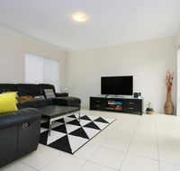Stunning Home Near Scarborough Beach Sleeps 11 - Accommodation Redcliffe