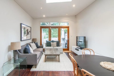 Stunning Townhouse- Quiet Street Close To CBD - Accommodation Redcliffe 2