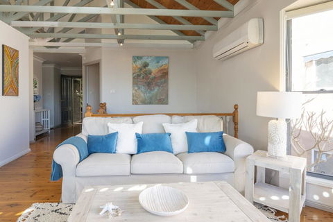 STUNNING WATERFRONT ESCAPE AT DALEYS POINT - Accommodation Redcliffe 3