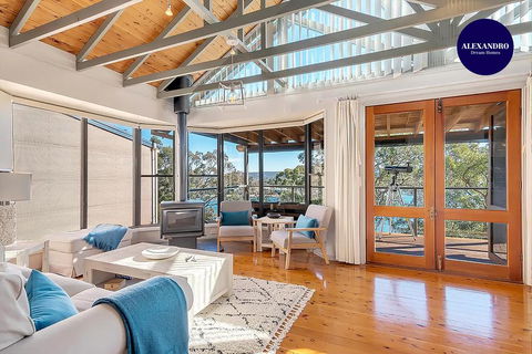 STUNNING WATERFRONT ESCAPE AT DALEYS POINT - Accommodation Redcliffe 0