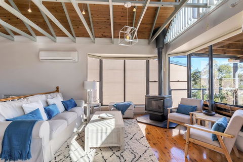 STUNNING WATERFRONT ESCAPE AT DALEYS POINT - Accommodation Redcliffe 2