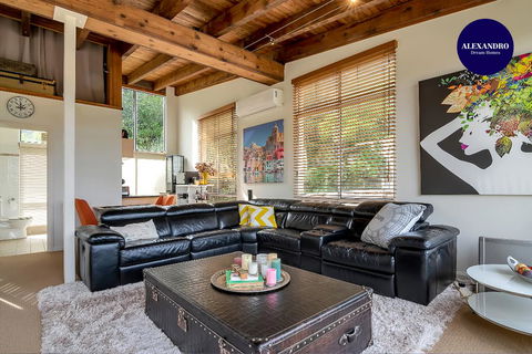 STYLISH & RELAXED LAKE HOME // NARRABEEN - Accommodation Redcliffe 0