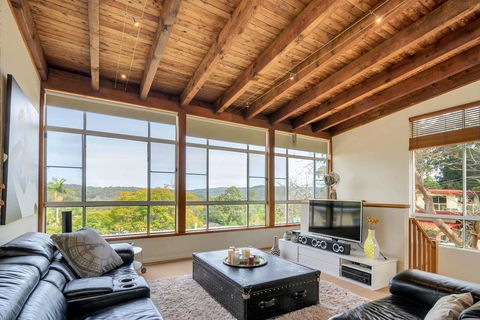 STYLISH & RELAXED LAKE HOME // NARRABEEN - Accommodation Redcliffe 3