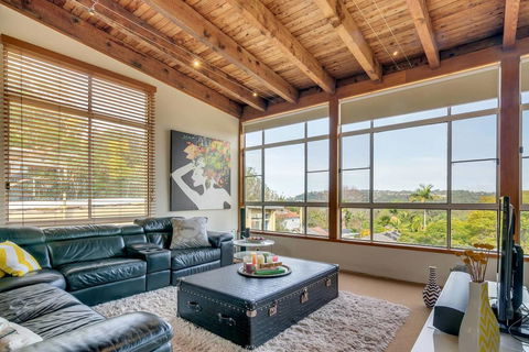 STYLISH & RELAXED LAKE HOME // NARRABEEN - Accommodation Redcliffe 2