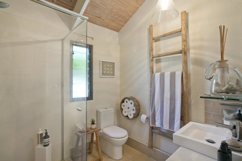 Stylish Luxury Home To Fit The Whole Family - Accommodation Redcliffe 1