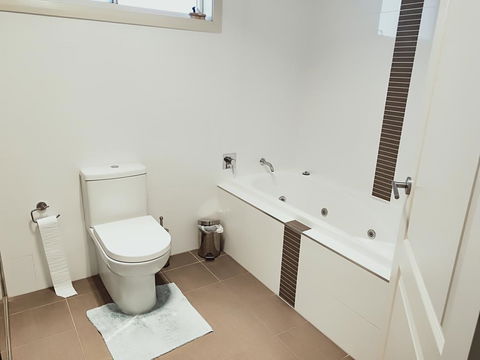 Stylish Private Bathroom-Luxurious Modern Big Home - Accommodation Redcliffe 2