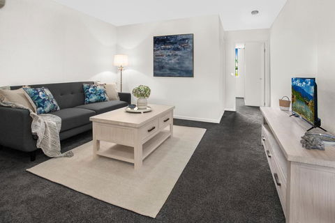 Stylish Split Level Apartment 13 Minutes From City - Accommodation Redcliffe 0