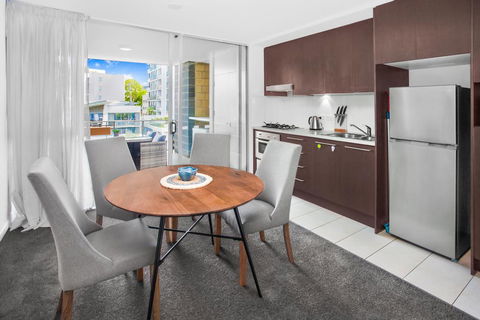 Stylish Split Level Apartment 13 Minutes From City - Accommodation Redcliffe 1