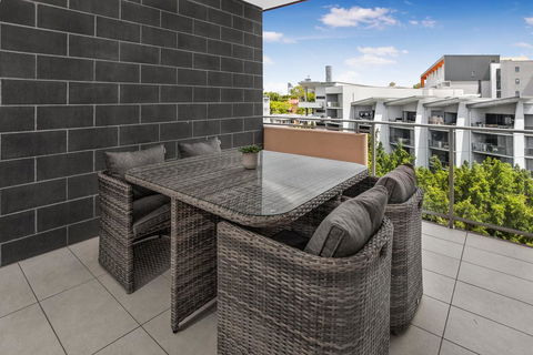 Stylish Split Level Apartment 13 Minutes From City - Accommodation Redcliffe 2