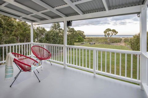 Sugar Shack - Character Family Home Right On The Ocean - Accommodation Redcliffe 0
