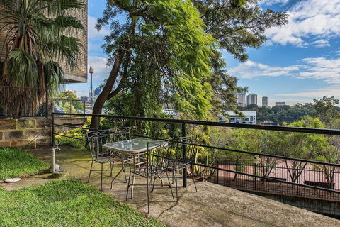 Sun-filled Apartment With Stunning Harbour Views H353 - Accommodation Redcliffe 1