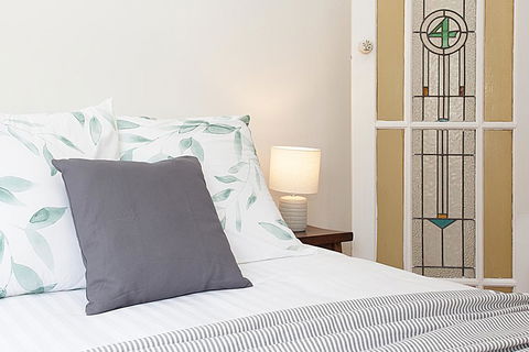 Sunlit 2-bed Apartment Metres From The Beach - Accommodation Redcliffe 1