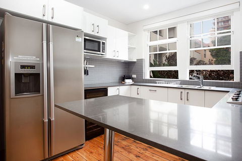 Sunlit 2-bed Apartment Metres From The Beach - Accommodation Redcliffe 2