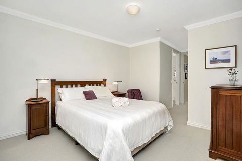 Sunny And Spacious Two Bedroom Apartment - SPF13 - Accommodation Redcliffe 2
