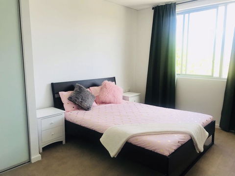 Sunset View 2 Bedroom Apt Next To Station - Accommodation Redcliffe 2