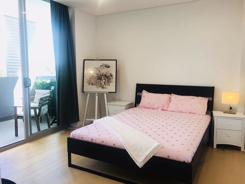 Sunset View 2 Bedroom Apt Next To Station - Accommodation Redcliffe 0