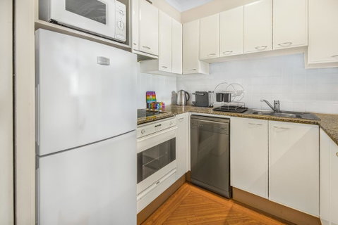 Super Convenient Apartment With Garden Views - Accommodation Redcliffe 3