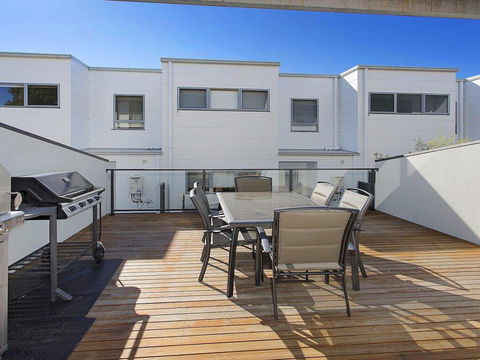 Surf Beach Townhouse - Accommodation Redcliffe 2