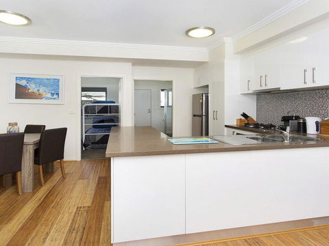Surf Beach Townhouse - Accommodation Redcliffe 1