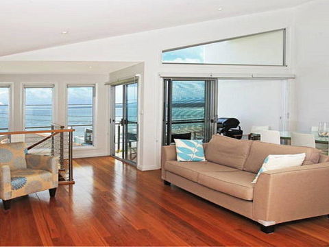 Surf Mist - Contemporary Seaside Duplex - Accommodation Redcliffe 2
