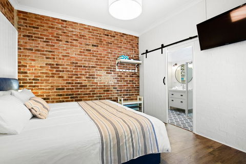 Surfaris Retreat - Accommodation Redcliffe 1