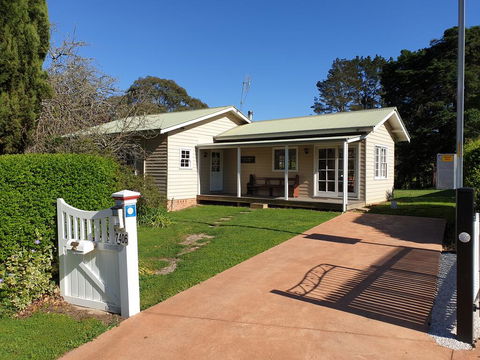 Sutton Forest Cottage - Accommodation Redcliffe 1