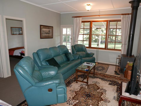Sutton Forest Cottage - Accommodation Redcliffe 2