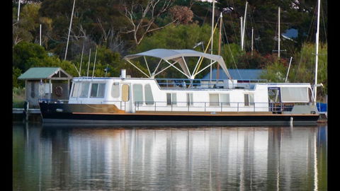 Swamp Fox Luxury 2BR Dutch Barge - Accommodation Redcliffe 2