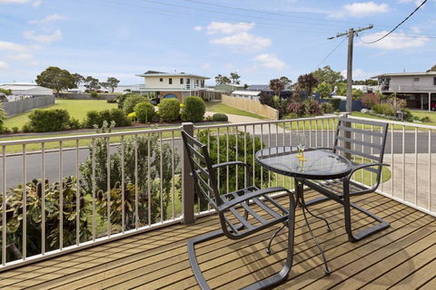 Tanjil - A Stroll From The Water In Paynesville - Accommodation Redcliffe 1