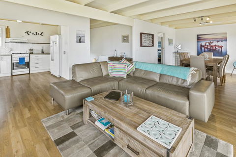 Tanjil - A Stroll From The Water In Paynesville - Accommodation Redcliffe 3