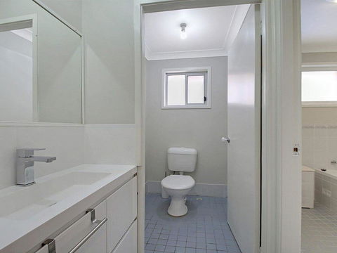 That Pink House! - Comfortable Home Away From Home - Accommodation Redcliffe 2