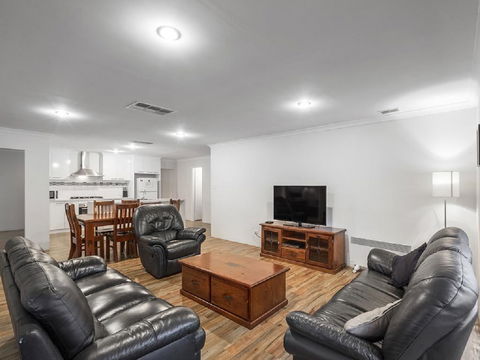 The Antonia Way - Accommodation Redcliffe 0