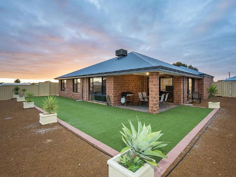 The Antonia Way - Accommodation Redcliffe 3