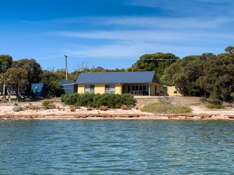 The Beach House - Accommodation Redcliffe 0