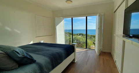 The Beach House - Port Bouvard - Accommodation Redcliffe 2