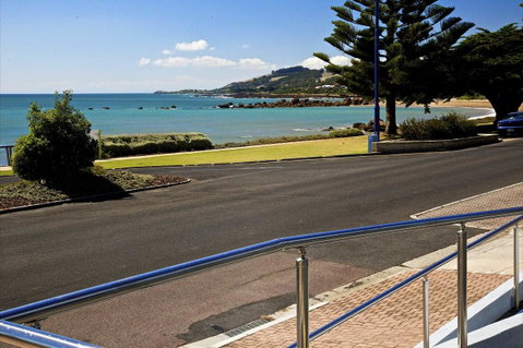 Penguin Beachfront Apartments - Accommodation Redcliffe 2