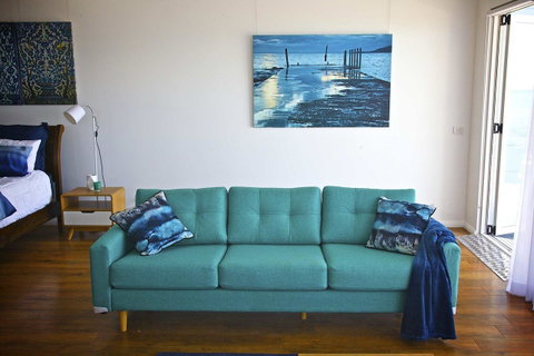 Penguin Beachfront Apartments - Accommodation Redcliffe 12