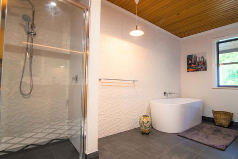 The Hobart Entrance - Accommodation Redcliffe 8
