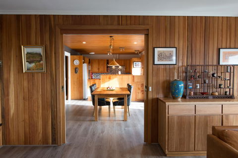 The Hobart Entrance - Accommodation Redcliffe 11