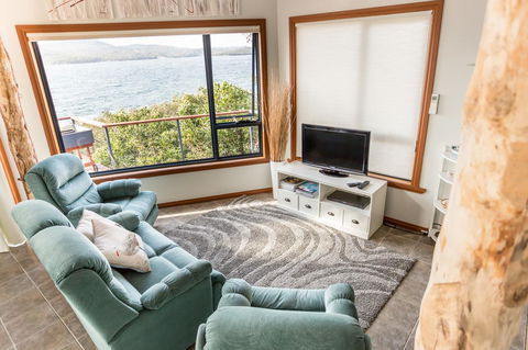 Larus Waterfront Cottage - Accommodation Redcliffe 4