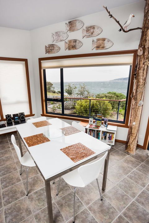 Larus Waterfront Cottage - Accommodation Redcliffe 9