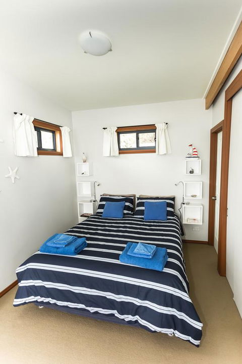 Larus Waterfront Cottage - Accommodation Redcliffe 3