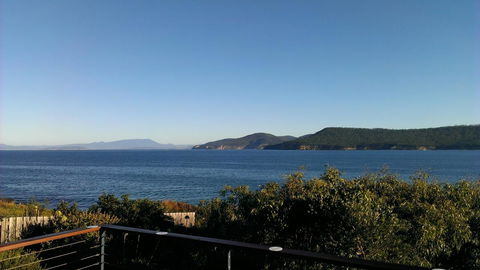 Larus Waterfront Cottage - Accommodation Redcliffe 0