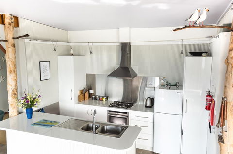 Larus Waterfront Cottage - Accommodation Redcliffe 7
