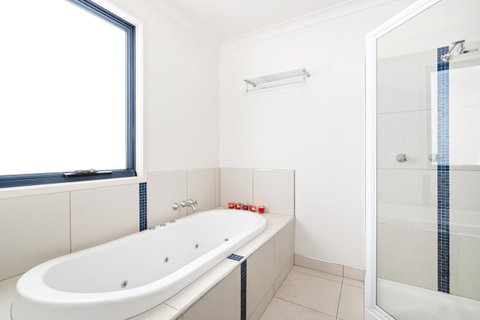 Madsen Retreat - Accommodation Redcliffe 2
