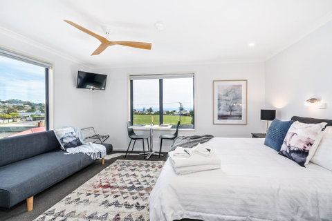 Madsen Retreat - Accommodation Redcliffe 25