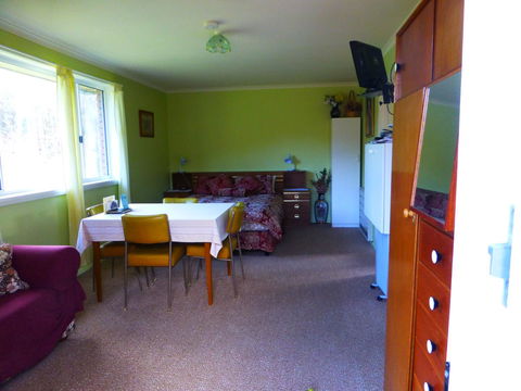Quamby Pines Chalet - Accommodation Redcliffe 4