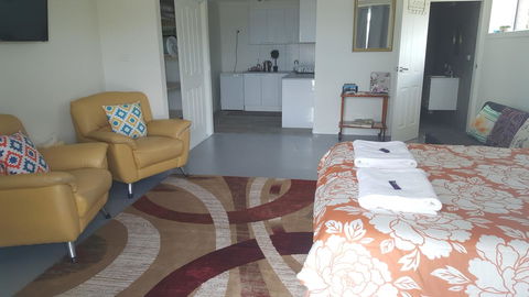 AppleBay Guest House - Accommodation Redcliffe 13