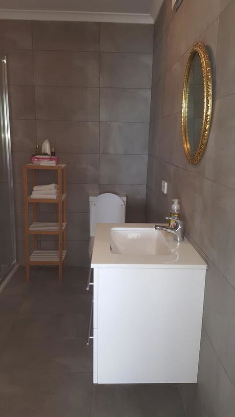 AppleBay Guest House - Accommodation Redcliffe 9