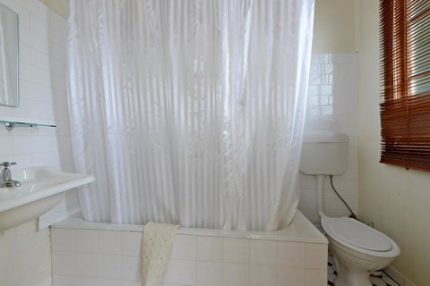 Edinburgh Gallery Bed & Breakfast - Accommodation Redcliffe 36